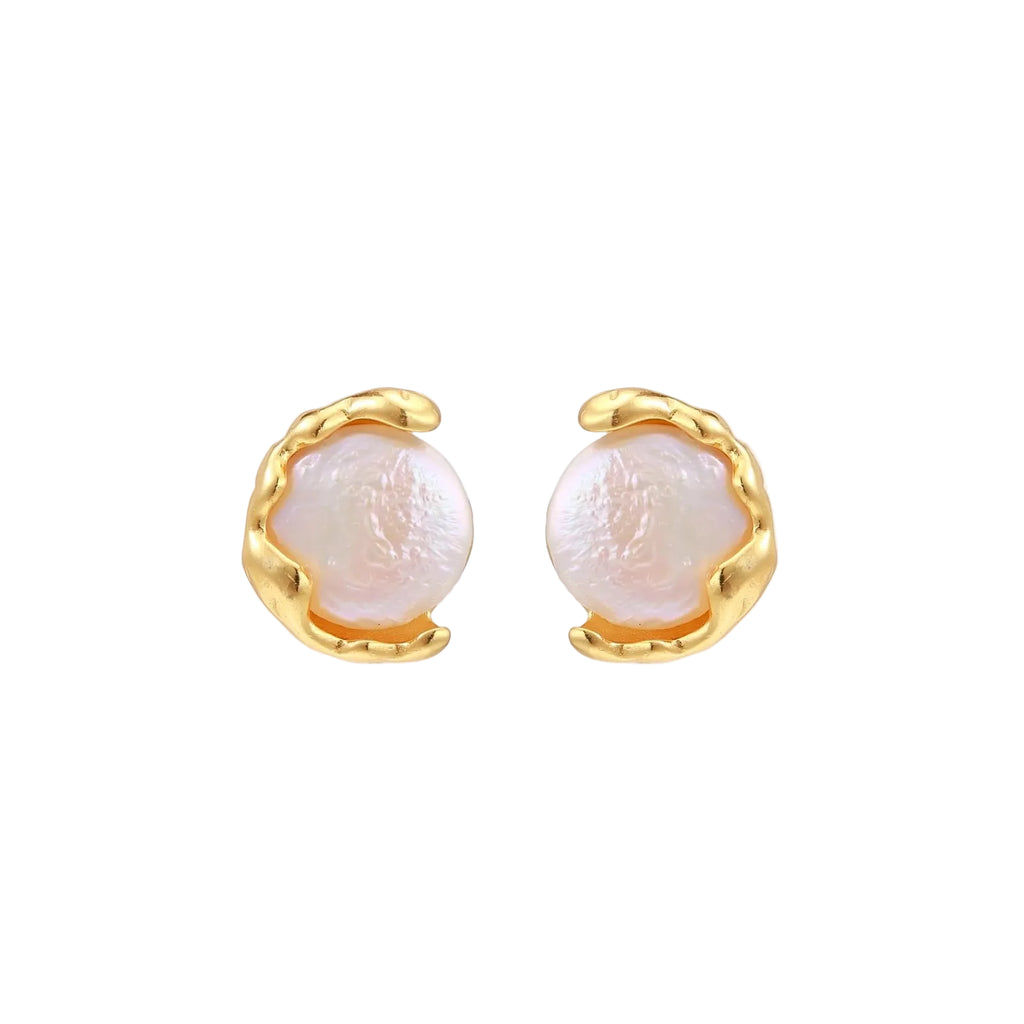Goldfarbene Ohrstecker mit perlmuttfarbenem Tropfen, oval geformter Fassung.