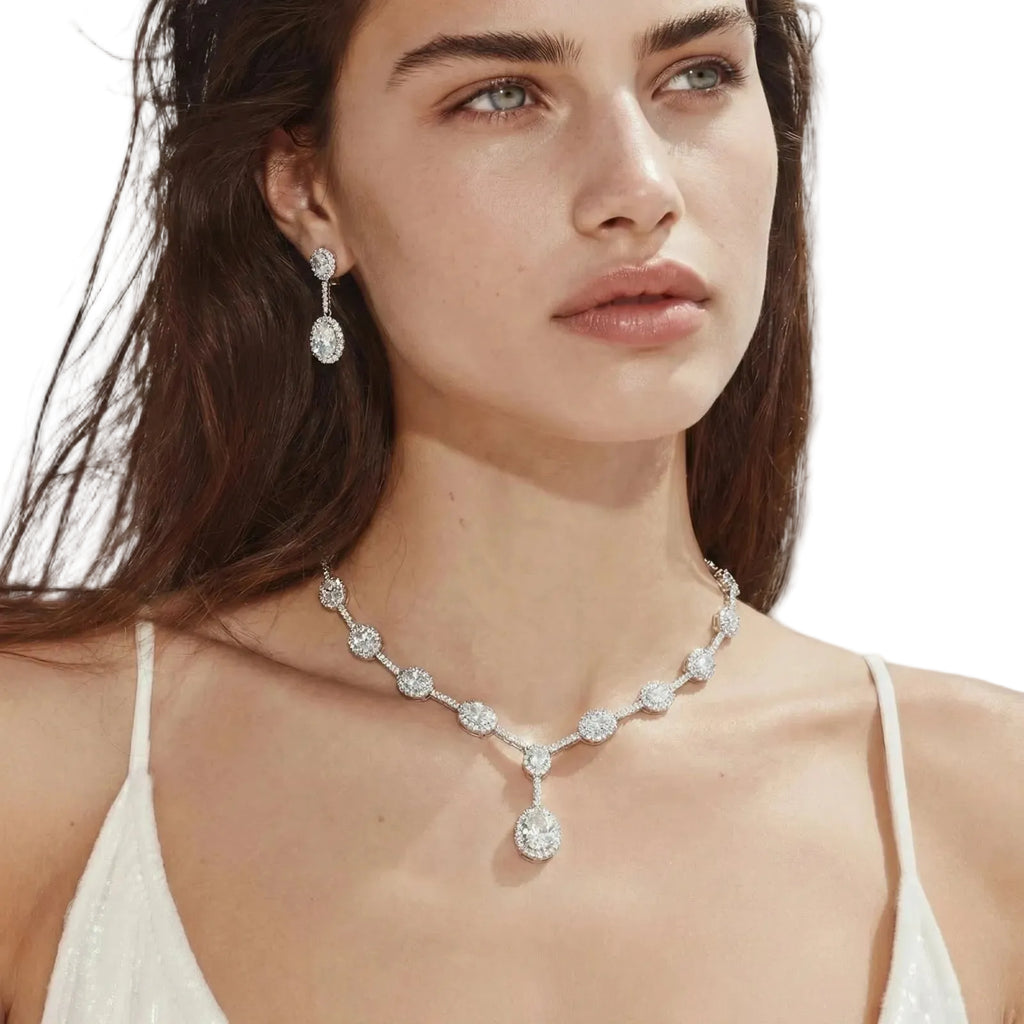 Schmuck-Set: silberfarbene Gliederkette mit Anhänger und Tropfenohrringen