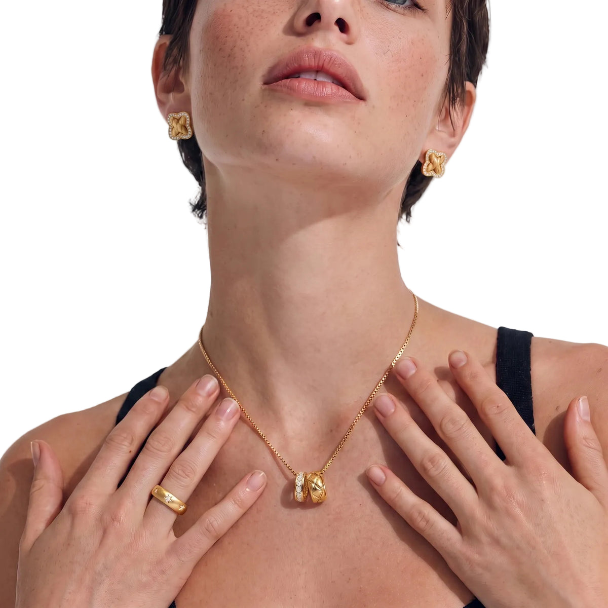 Goldfarbener Cuff-Ring am Finger, vorne mit Steinbesatz